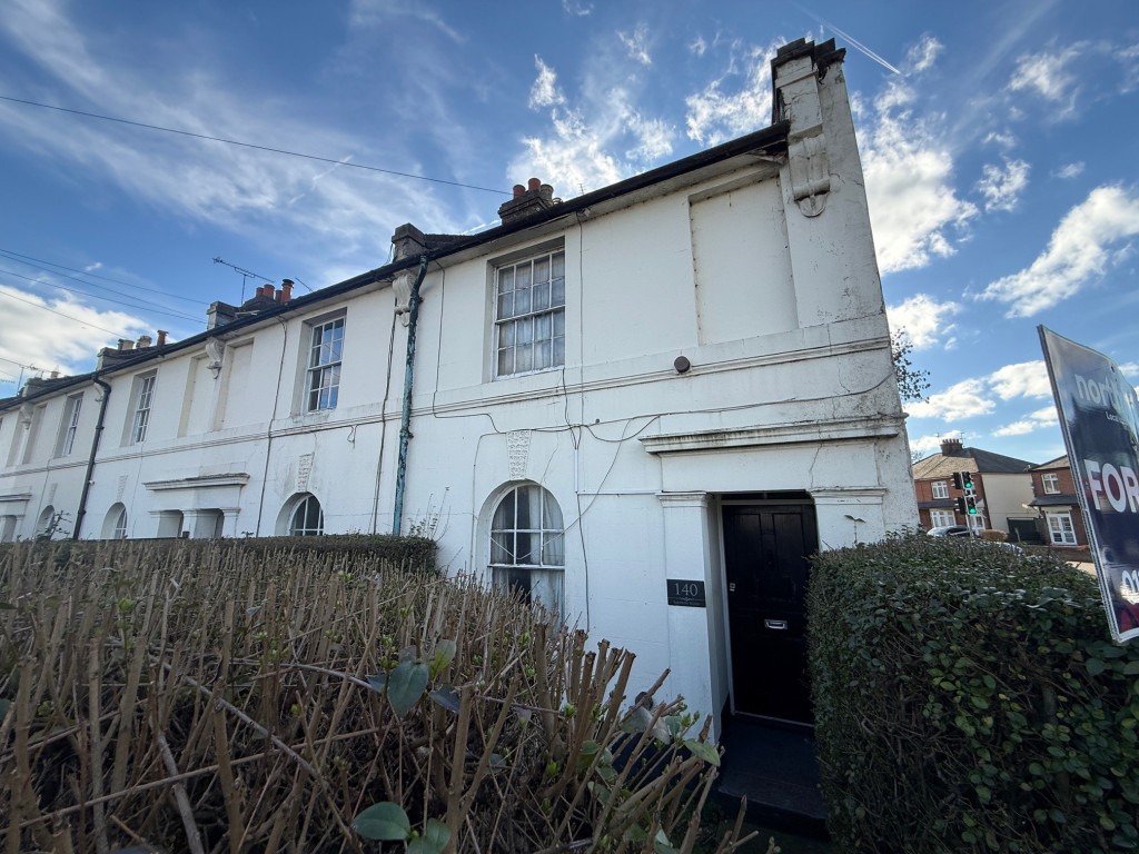 Lot: 11 - END-TERRACE HOUSE FOR IMPROVEMENT - Alternative view of the front of the house